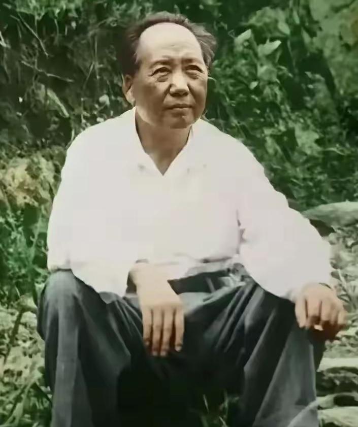 不尊敬不需要停留！
毛主席是伟人，是人民的骄傲
 
1938年的延安窑洞里，毛主