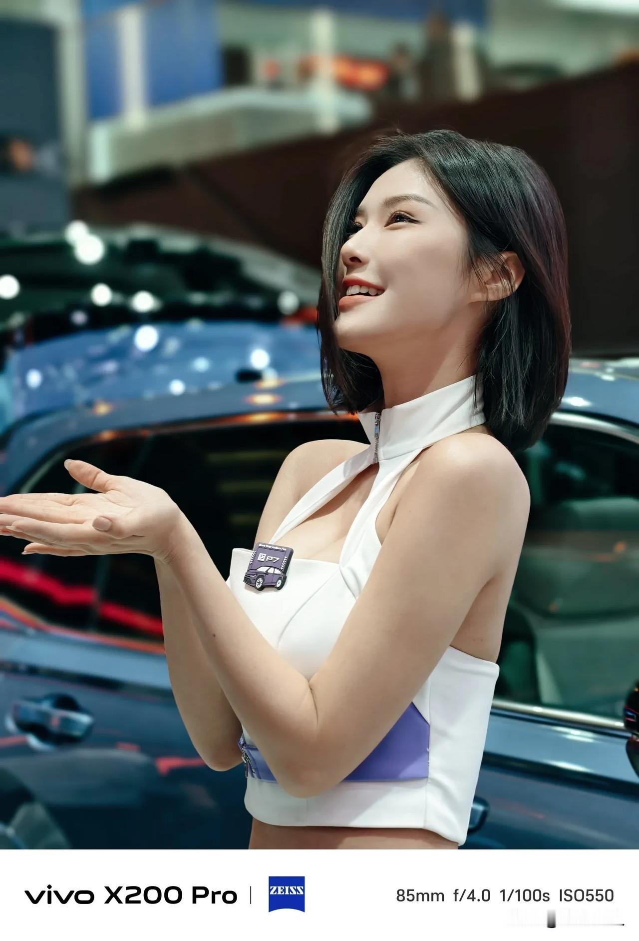 都说香车配美女，谁看谁迷糊！广州国际汽车博览会最火模特莫过于程儿了吧？[看][看