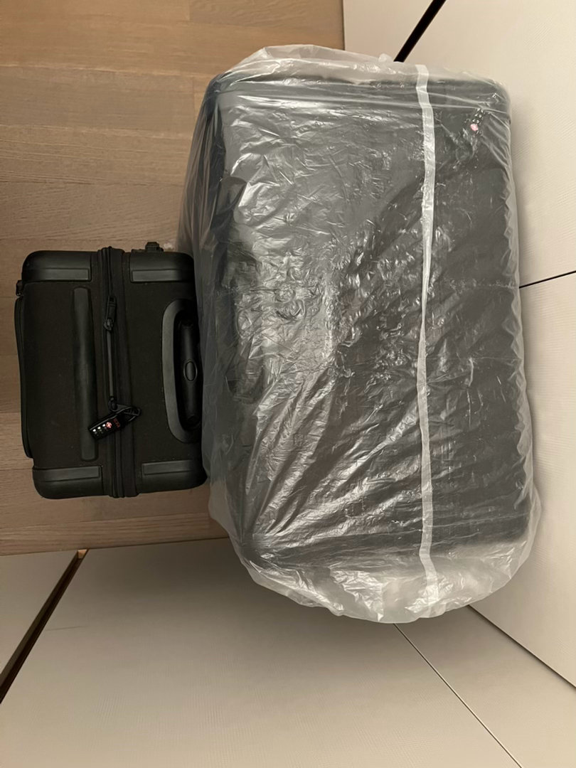 家里有全套三只不同尺寸的TUMI旅行箱，中号的不知道塞什么地方占起来了。其中洲际