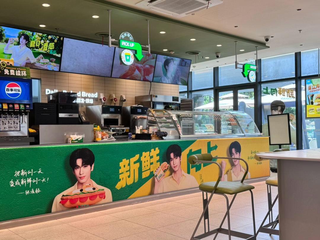 张凌赫代言赛百味新鲜向上｜张凌赫赛百味品牌代言人 去打卡武汉的夏日凌感主题店啦～