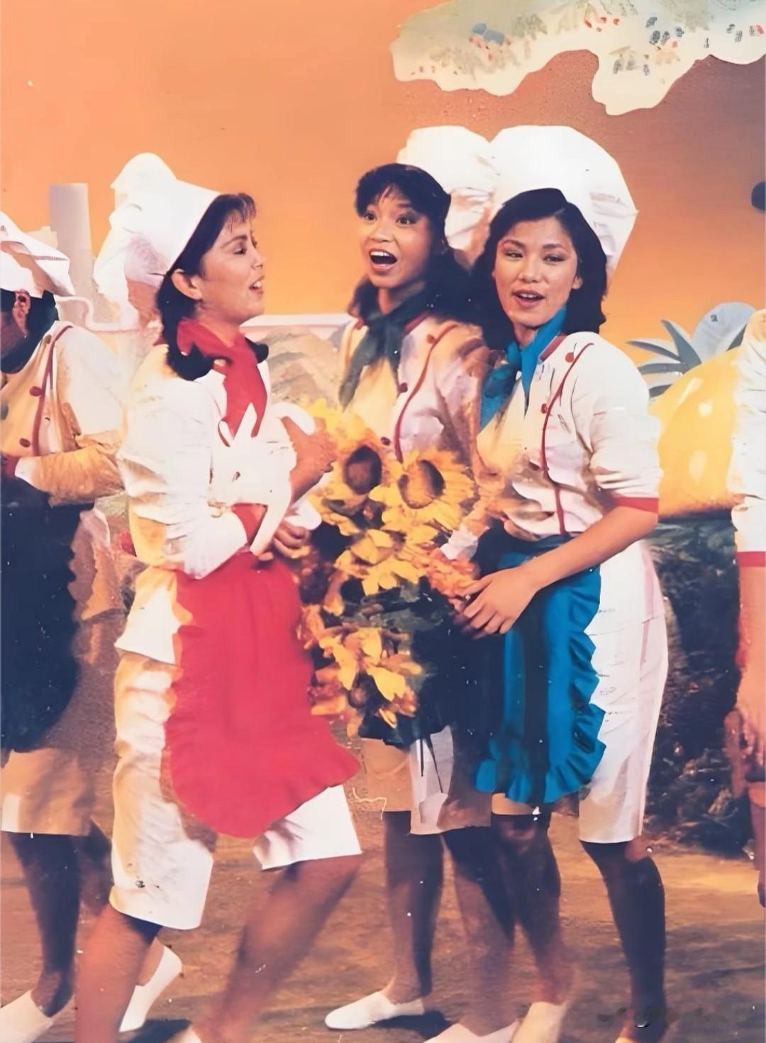🎆永远的翁美玲👉那是80年代的TVB，是香港娱乐圈最黄金的时代。她们穿着统一