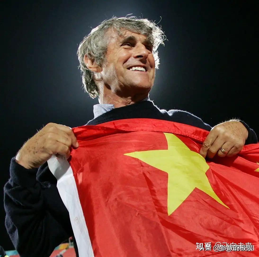世界杯历史上同时0分0进球的球队只剩中国和印度尼西亚。

中国：2002年韩日世