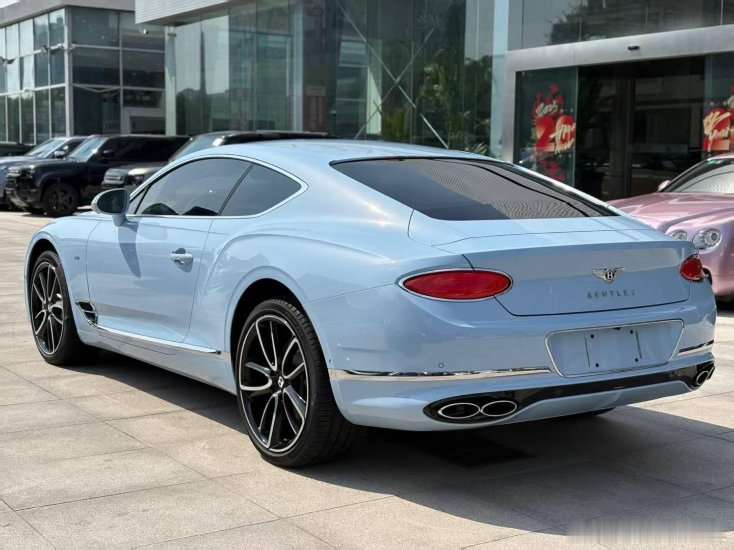 宾利欧陆GT 白蓝双拼内饰， 23年上牌4000公里，带穆勒 ​​​