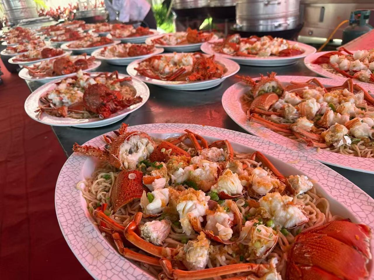 海鲜盛宴，龙虾与面条的完美结合，快来一起大快朵颐！