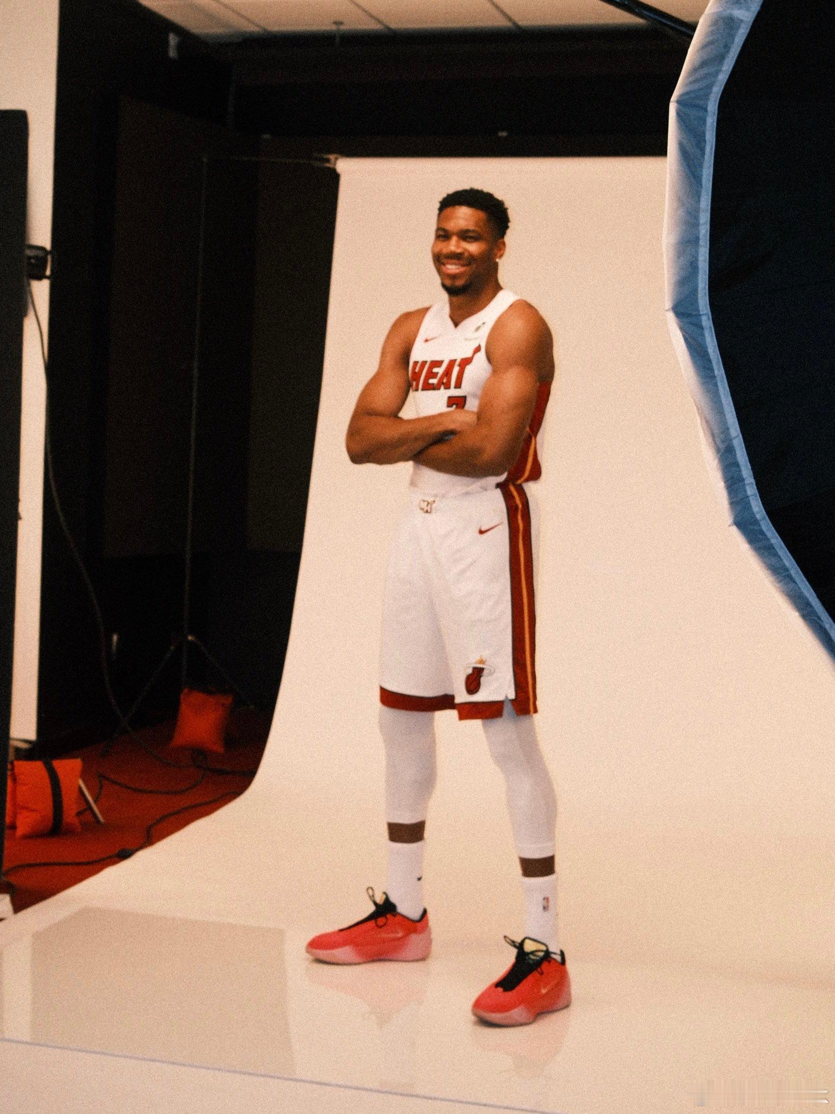 一切好像都不可思议nba字母哥身穿7号亮相