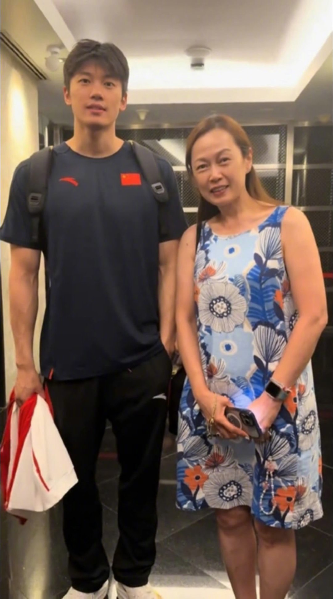 TVB女星姚莹莹与汪顺合照 TVB女星姚莹莹与汪顺的合照曝光，甚至有网友误会汪顺