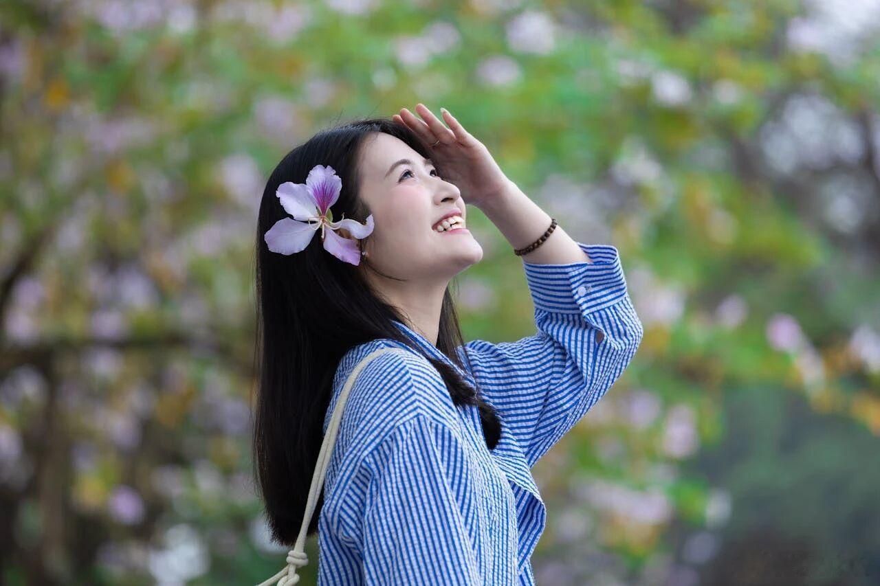 励志哲理人生  笑容不是快乐的结果，而是好运的开端。它能抚平内心的褶皱，也能熨帖