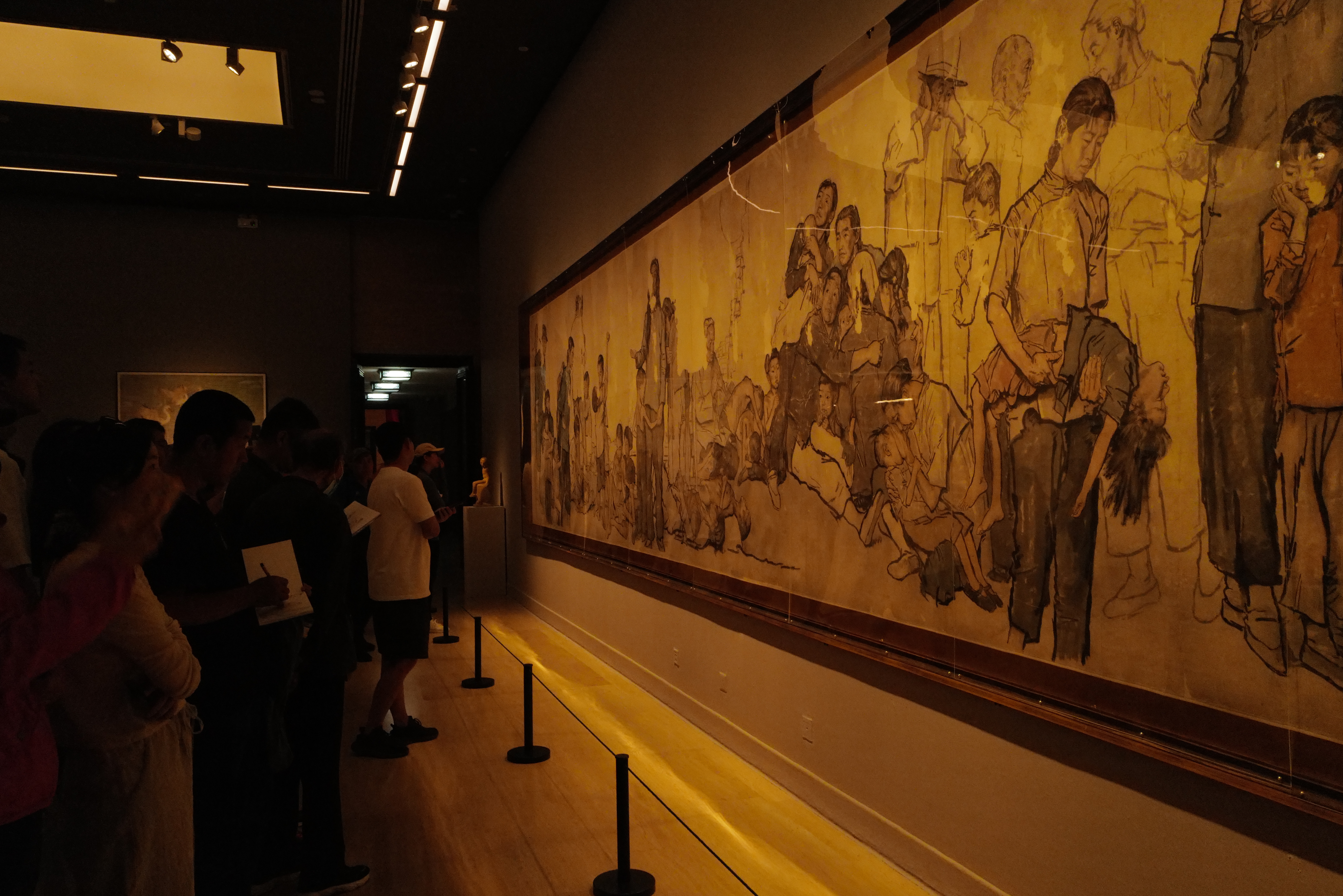 九月初趁撤展前去看了《流民图》，是一张小学美术课本里的大画儿，面对原作，童年的震