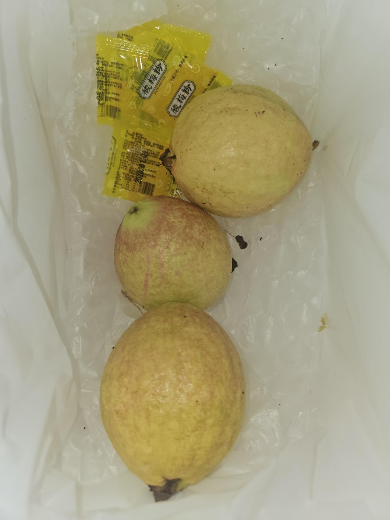 芭乐真的好难吃啊啊啊！！！
南方的朋友请先不要骂我，
真的是人生第一次买芭乐。