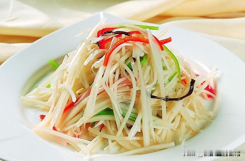 中年人都很喜欢吃的清炒白萝卜丝！

把白萝卜切成粗细均匀的细丝，在开水锅里焯水一