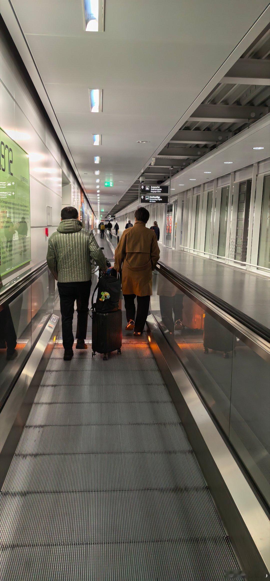 终于落地了。感觉刚刚犯困，就被叫起来吃饭。