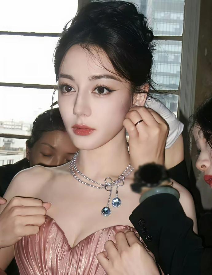 这么一对比，杨紫的天鹅颈和一字肩简直她完美了。 