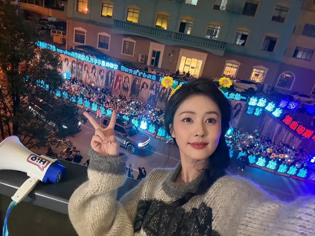 白鹿固粉能力真的强 一年多没播剧了 hi6线下应援粉丝还是这么能打 