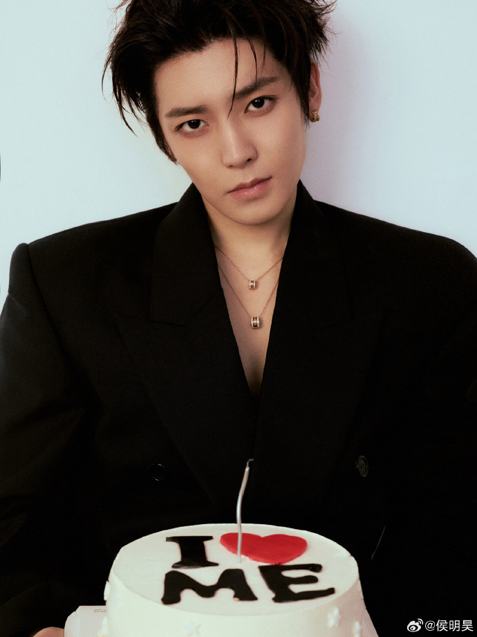 29岁的侯明昊29岁的侯明昊，侯明昊29岁生日大片，allblack西装手托蛋糕