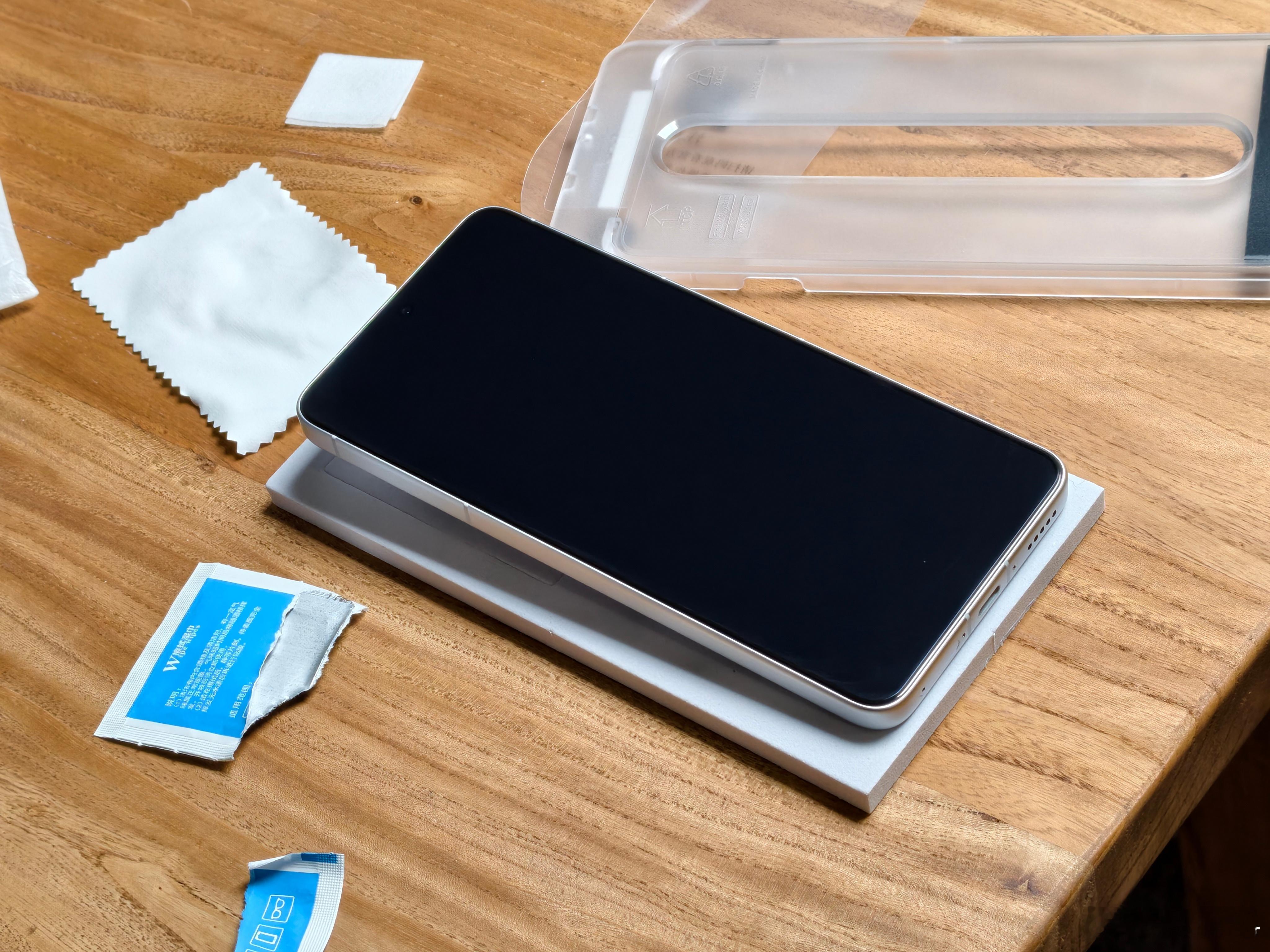 的膜还是这么简单好贴。按下去，一拉就好了。这个超能 AR 膜，我觉得闭眼入。另外