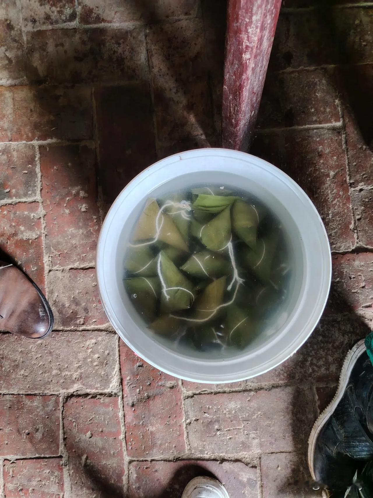今天是端午节，回家去给父母送节礼，顺便看望一下二老。
母亲特地包了粽子等着我去让