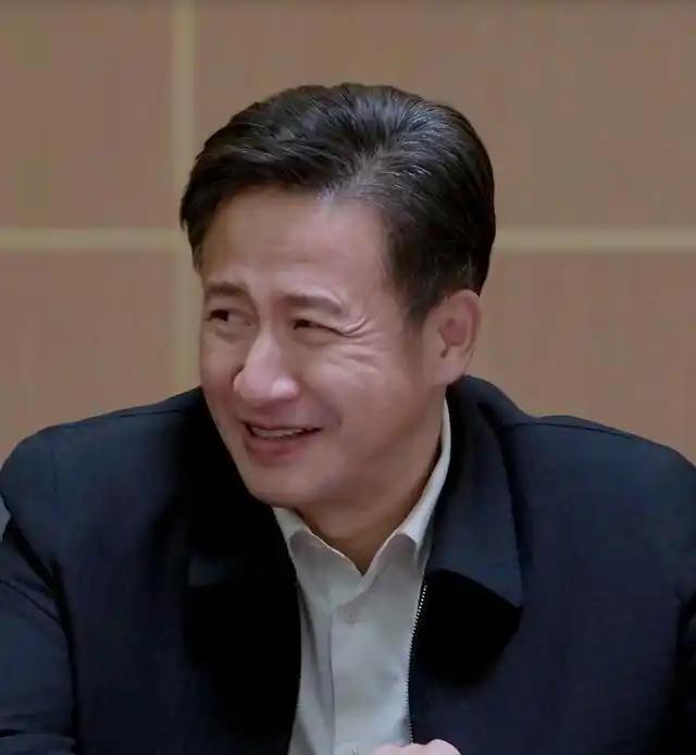 演员张国强说：片酬谈崩那晚于震摔门走了，导演康洪雷盯着空荡荡的排练厅，抄起手机就