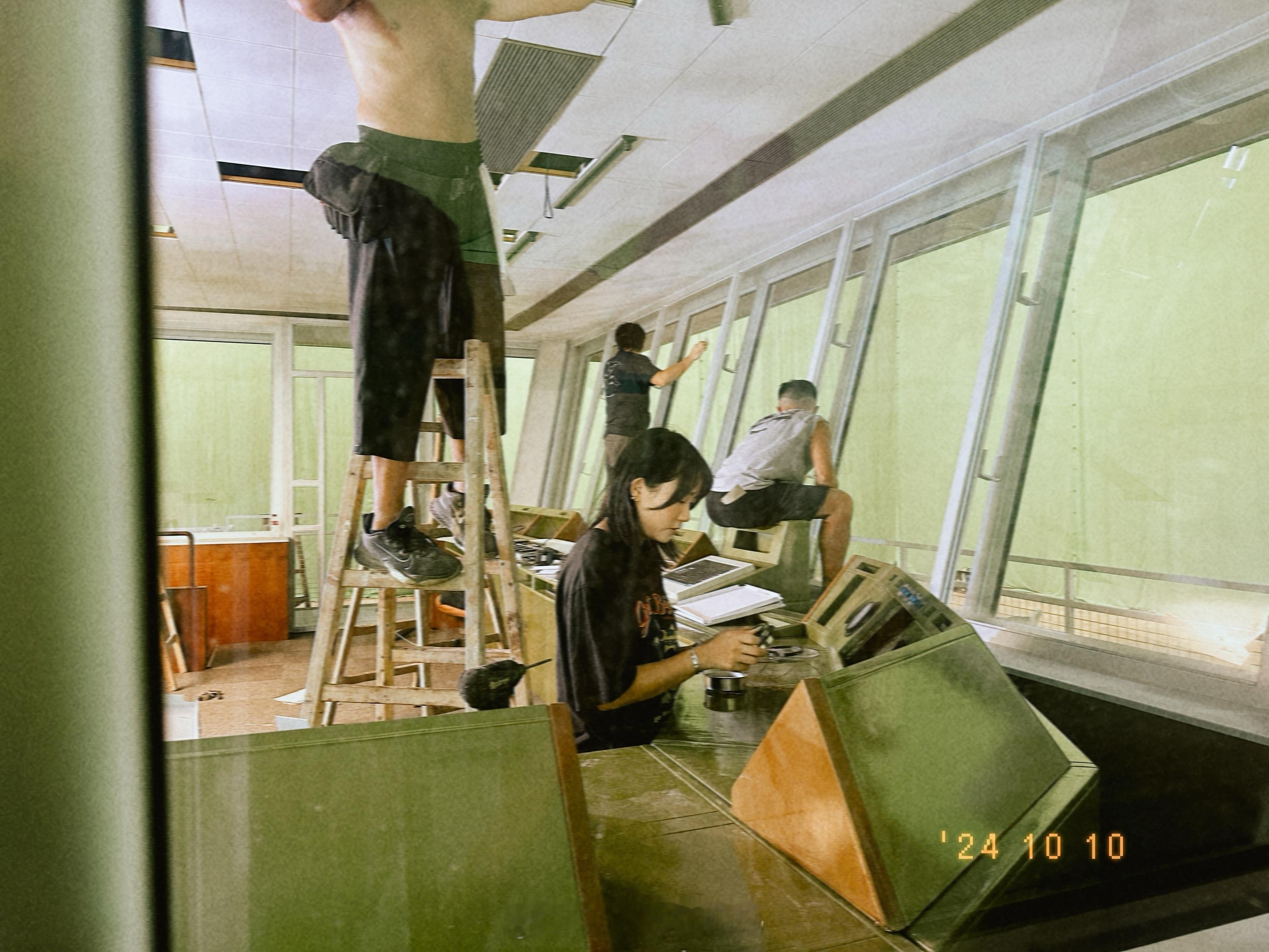 《寒战1994》美术主创分享的启德机场塔台置景花絮。© Joanne Lee 