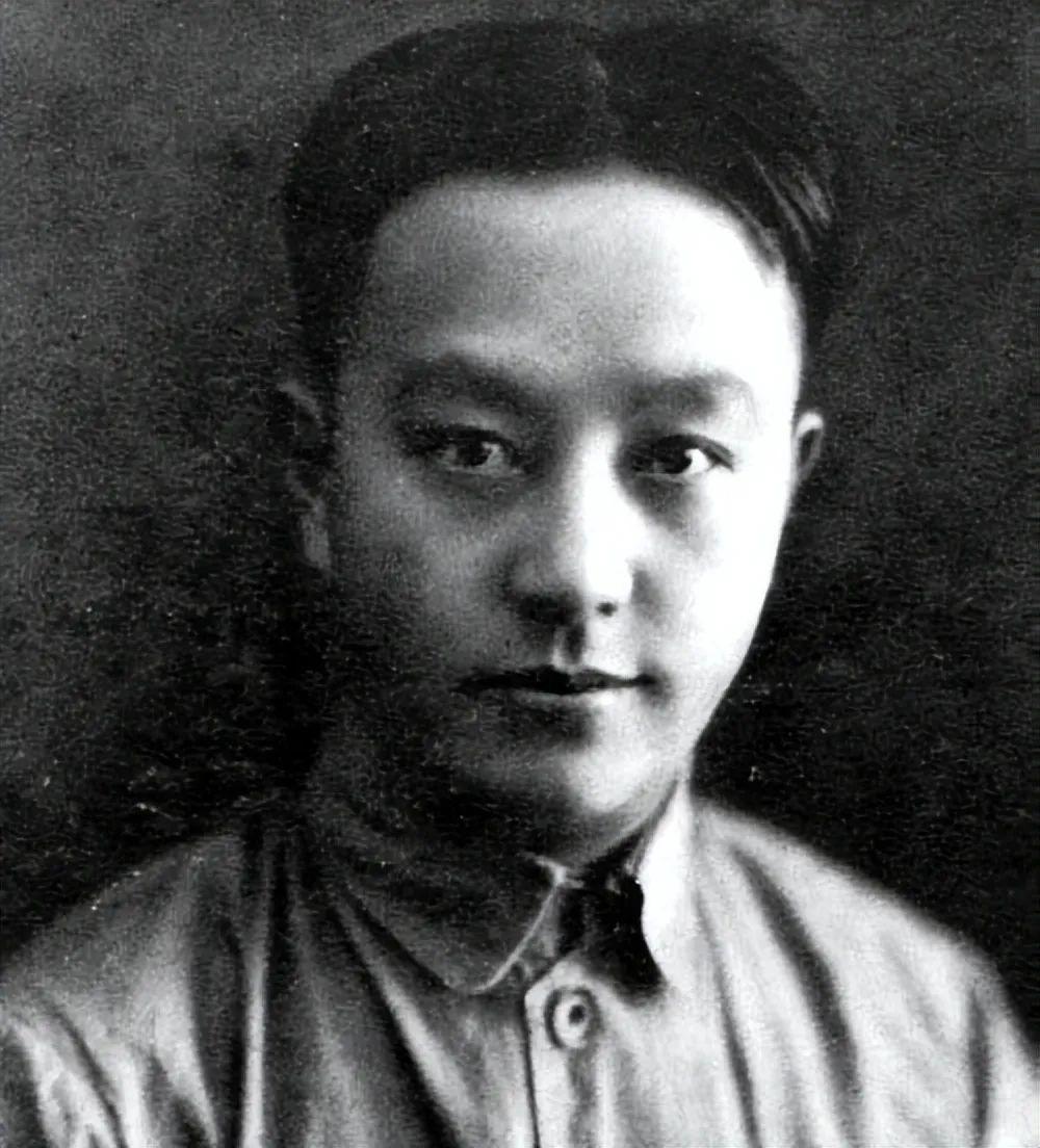 1945年4月23日，王明参加党的“七大”开幕式，是被人用担架抬进会场的，此时的