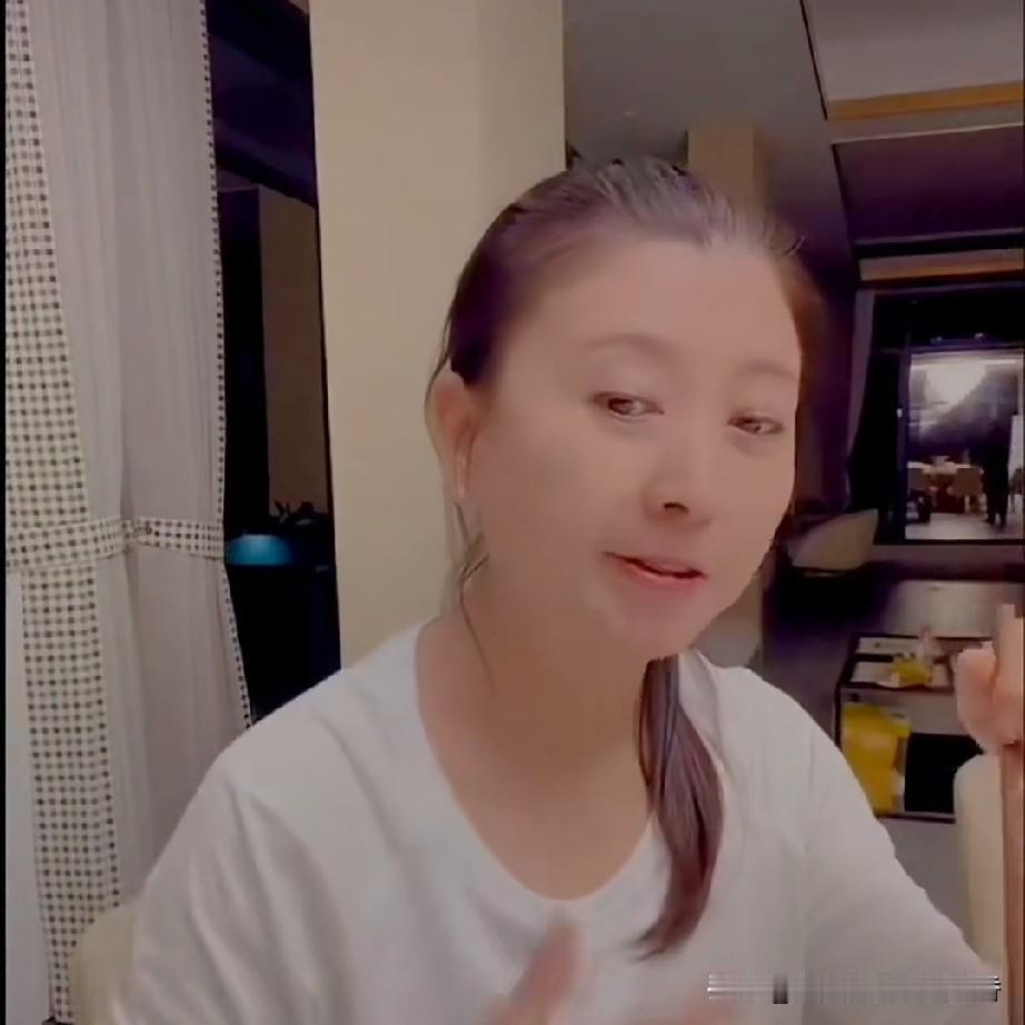 闫学晶直播时，一边吃米饭一边吃花生米。粉丝夸赞道：“这辈子活的值了”，她翘起大拇