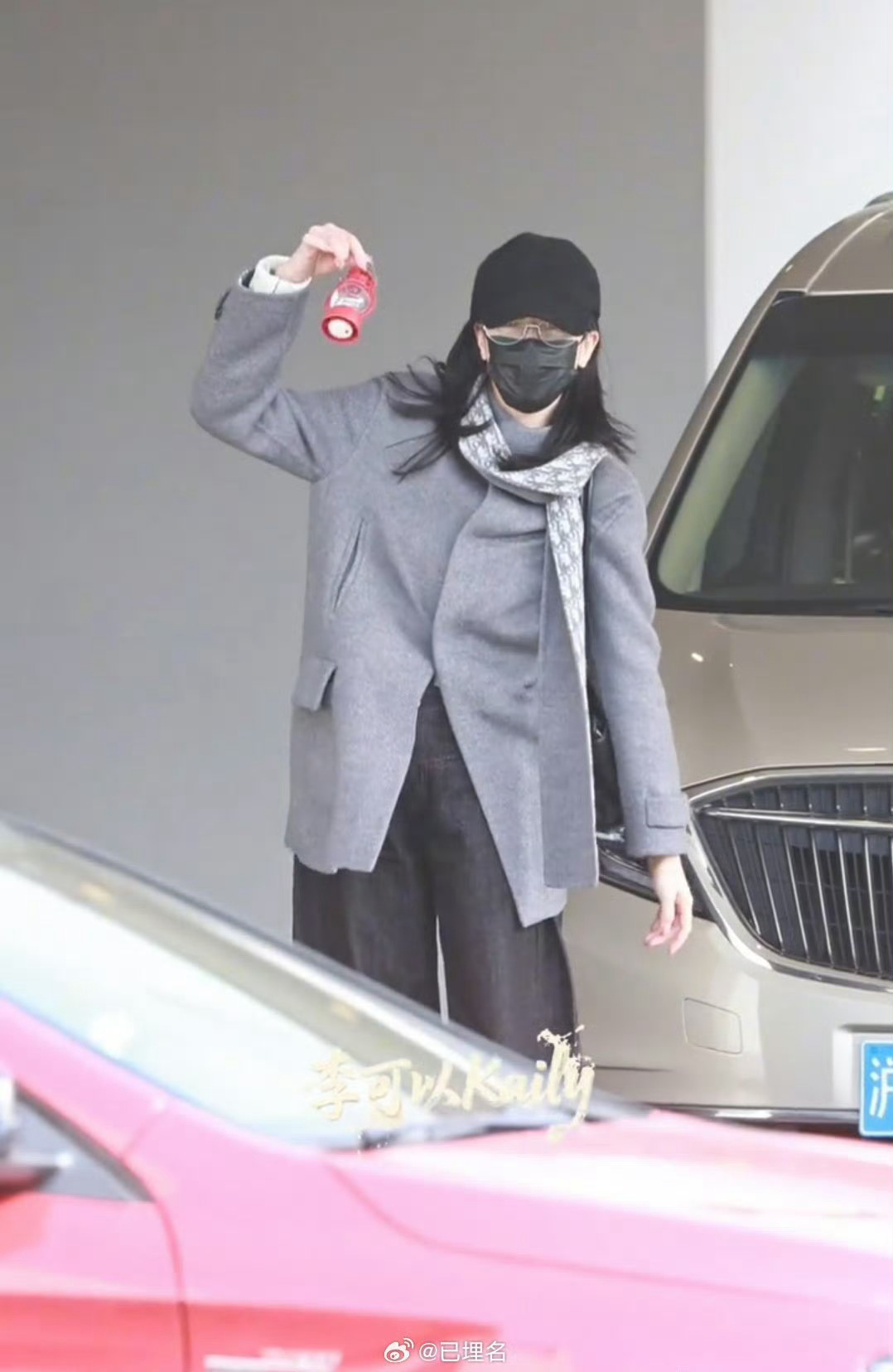 迪丽热巴提灯走机场热巴跟粉丝互动，在机场提灯热巴好可爱啊真的希望白日提灯播的好，