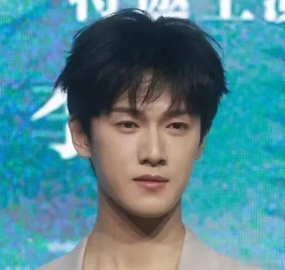 李昀锐、张康乐、何与的今日香港活动生图，谁的状态更好？ ​​​