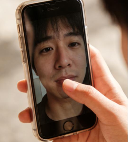 去年没换手机的人，今年后悔了吗？
刷到这个问题，我愣了一下。
去年没换手机的人，