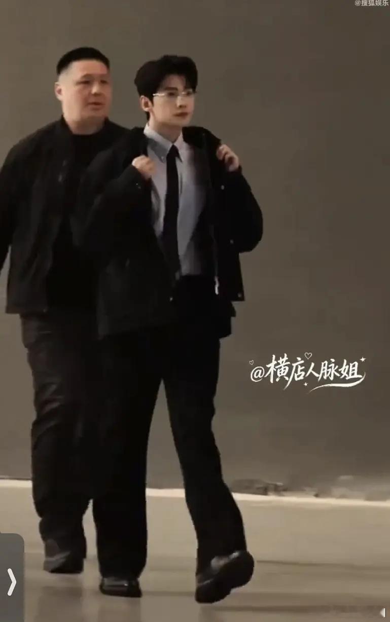杨洋还没有陈都灵高呢吧 ​​​