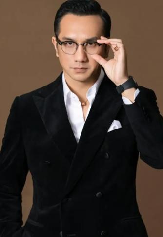 妻子是导演，51岁还是那么帅，一双儿女长得都像妈娱乐 明星