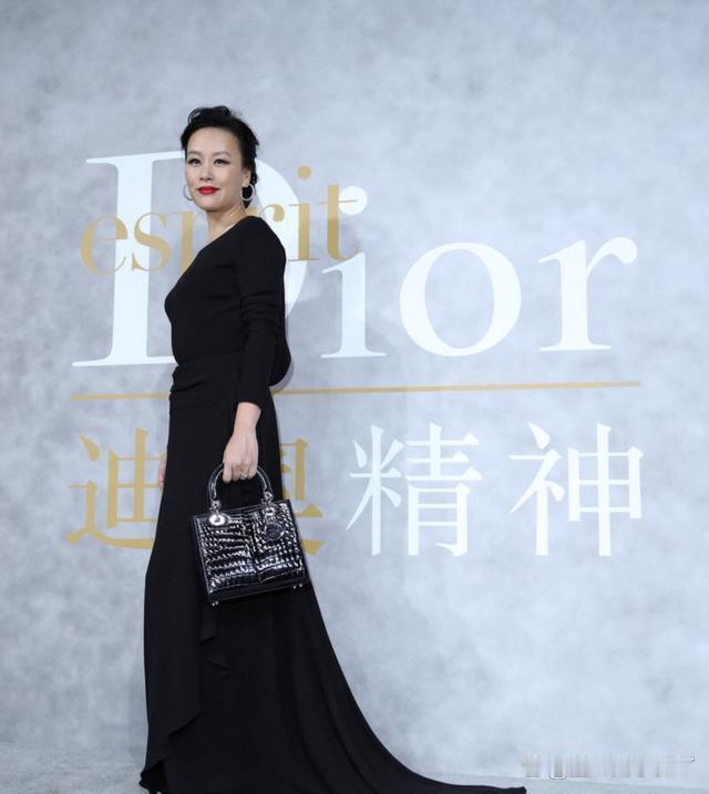 邬君梅再次让人惊艳，黑色连衣裙搭配红唇，时尚造型尽显优雅魅力。她轻松成为全场焦点