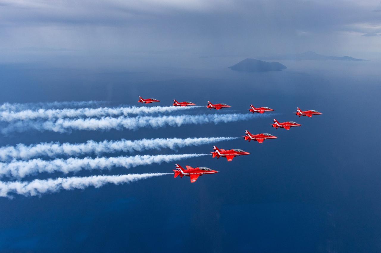 近日，为纪念希腊克里特岛空降战役85周年，英国红箭飞行表演队在克里特岛进行了飞行
