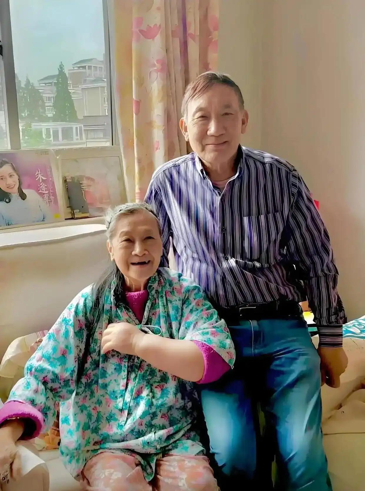 89岁的朱逢博，现在住上海郊区一套200平的复式大房子里，这套房子，是她的儿子施