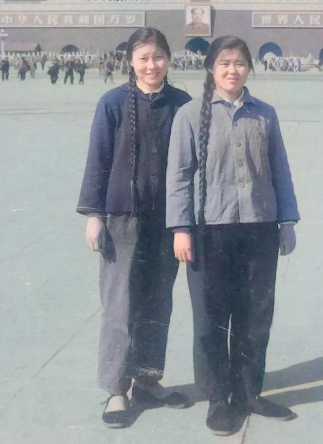 上世纪70年代，两位女知青在天安门城楼前的合影
照片中，这两个女孩，不施粉黛，五