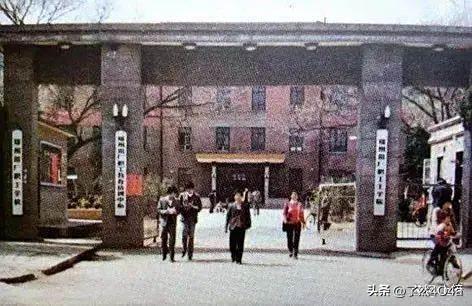 身处复杂的人际关系之中，很容易失去真正的朋友和宝贵的时光。