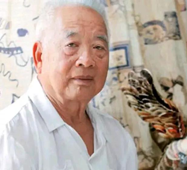 康庭梓是林彪专机“256号”三叉戟的第二副驾驶。他未登机去蒙古，如登机也会折戟沉