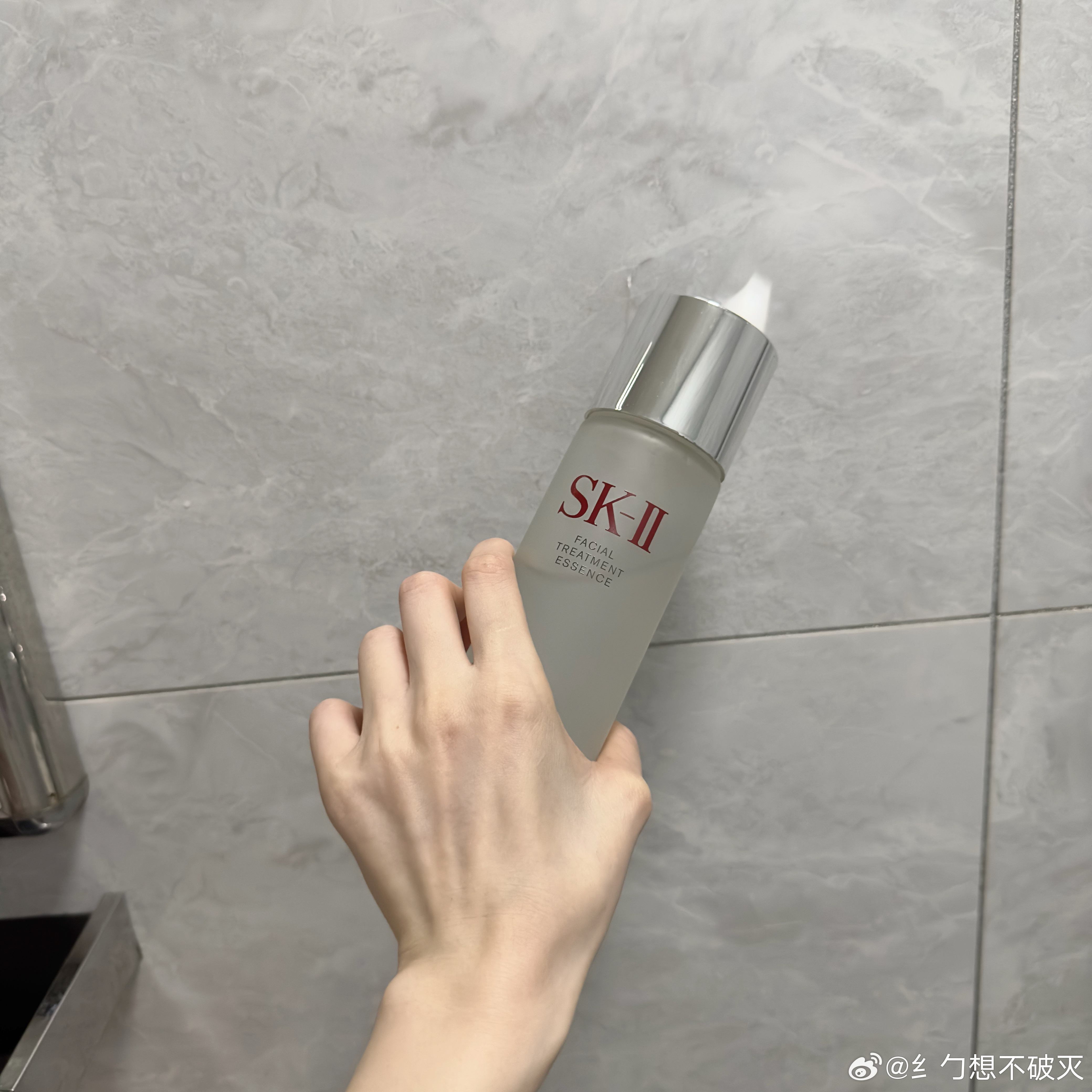 sk2神仙水上脸一整个就是清爽感，吸收特别快，吸收完皮肤滑溜溜摸起来很舒服😌夏