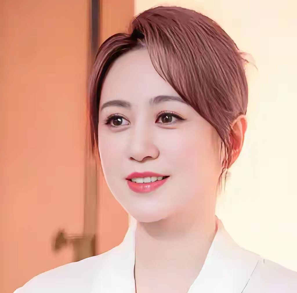 马丽说，我8岁时父母离婚，我爷爷重男轻女，坚决不要我，我母亲拿到了我的抚养权，什