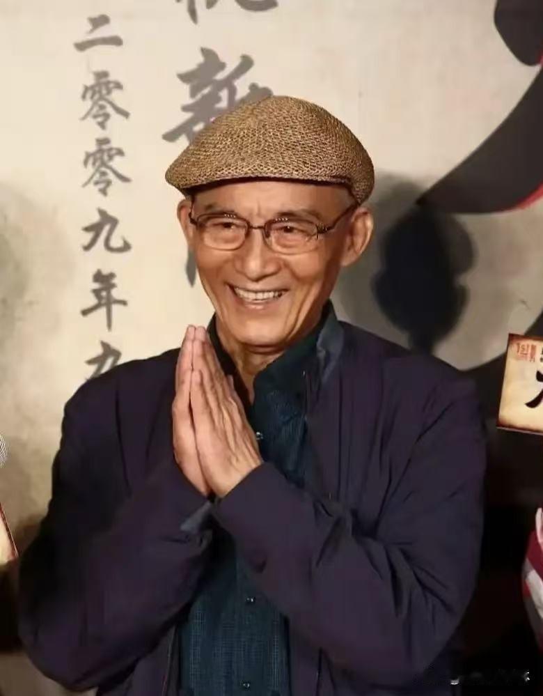 今天看到消息，
游本昌老爷子走了，93岁。

脑子里第一个画面还是济公穿着破袈裟