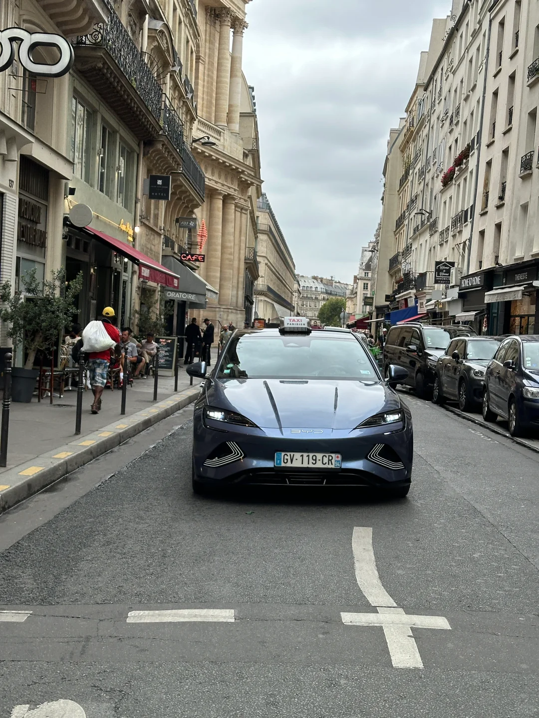巴黎街头比亚迪出租车还挺好看