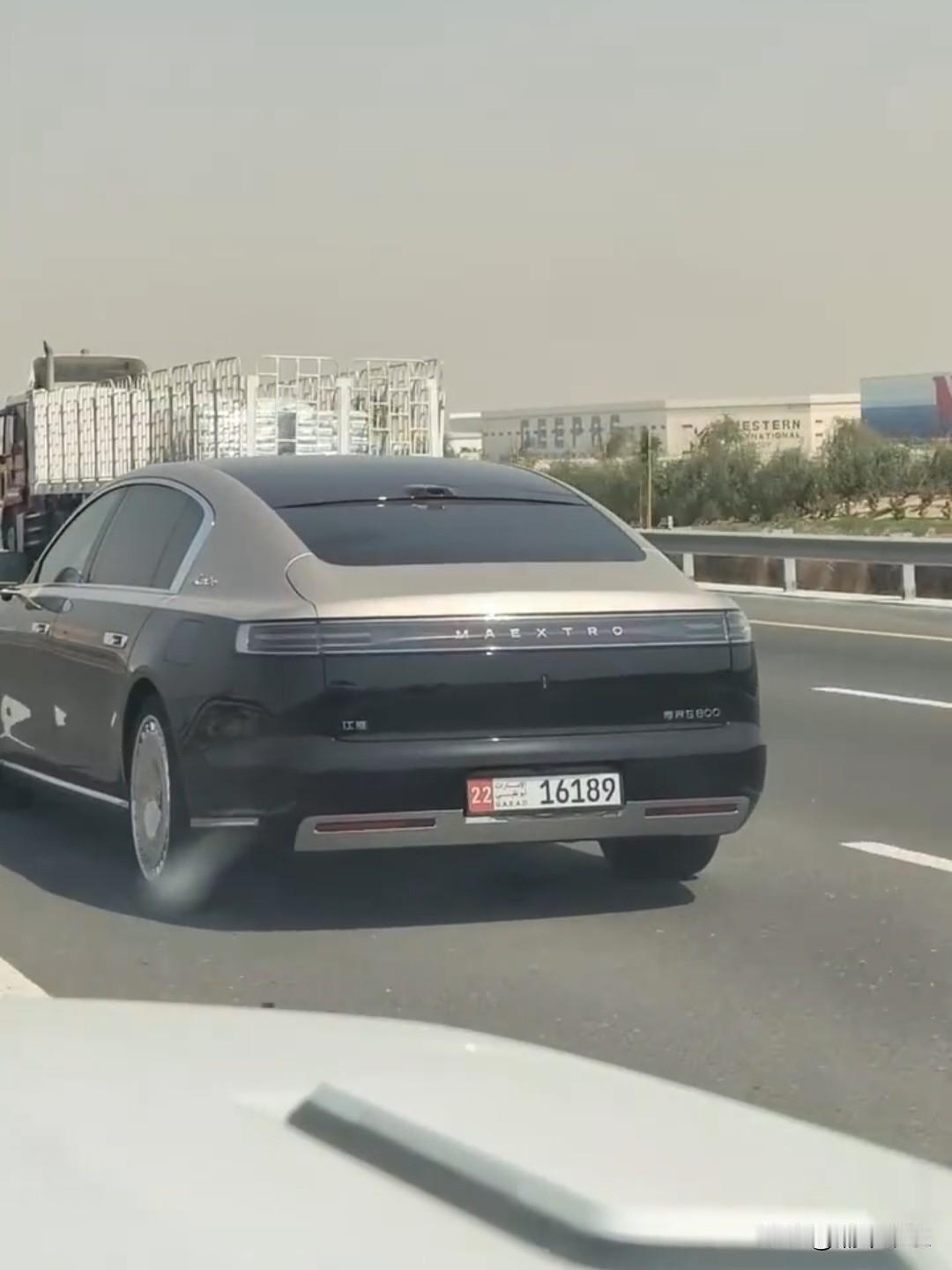 哎呦，不错哦！一辆尊界S800破晓金黑现身迪拜，黑金双拼的车身颜色，低调而又尽显