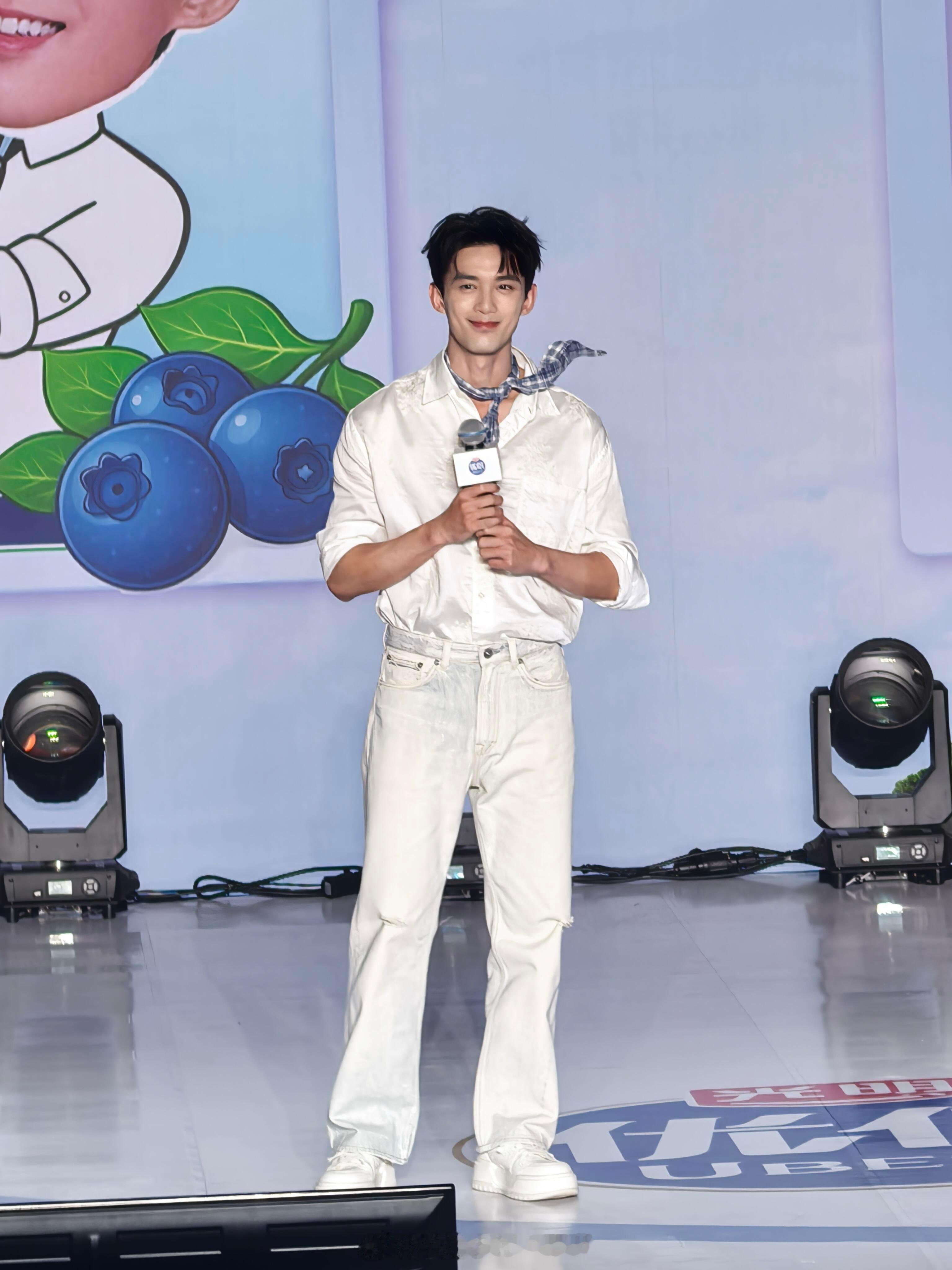 吴磊和女排队员比身高吴磊偷偷踮脚比身高 这个吴磊都萌成啥了 