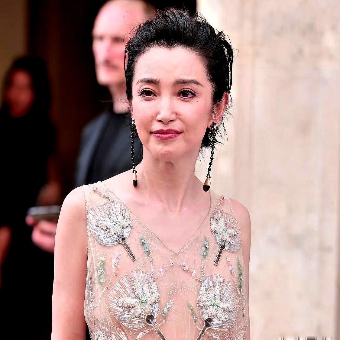 我可以接受李冰冰老了，
她当年就是靠着一股狠劲，高海拔缺氧倒下爬起来就拍，刚做完