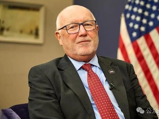 加拿大二十万人联名请愿要求驱逐美国大使。
加拿大国会众议院网站显示，截至2026