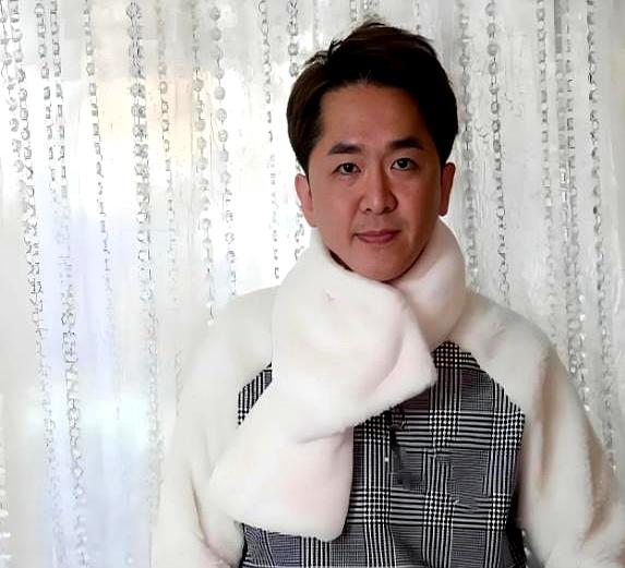 兜里揣着4.2亿现金，快30年没上过一天班，连个理财都不买，天天就陪三个女朋友逛