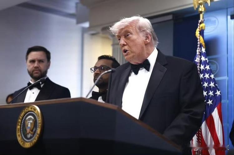 刺杀特朗普未遂之后，美国人发现了两个细节：
1.特勤局在掩护特朗普撤退之前，竟然