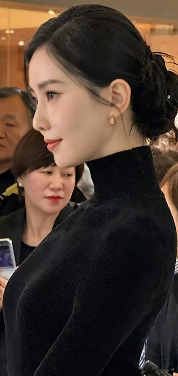 黑色紧身衣让刘诗诗气质更佳，韵味摄人！
闲聊女神刘诗诗