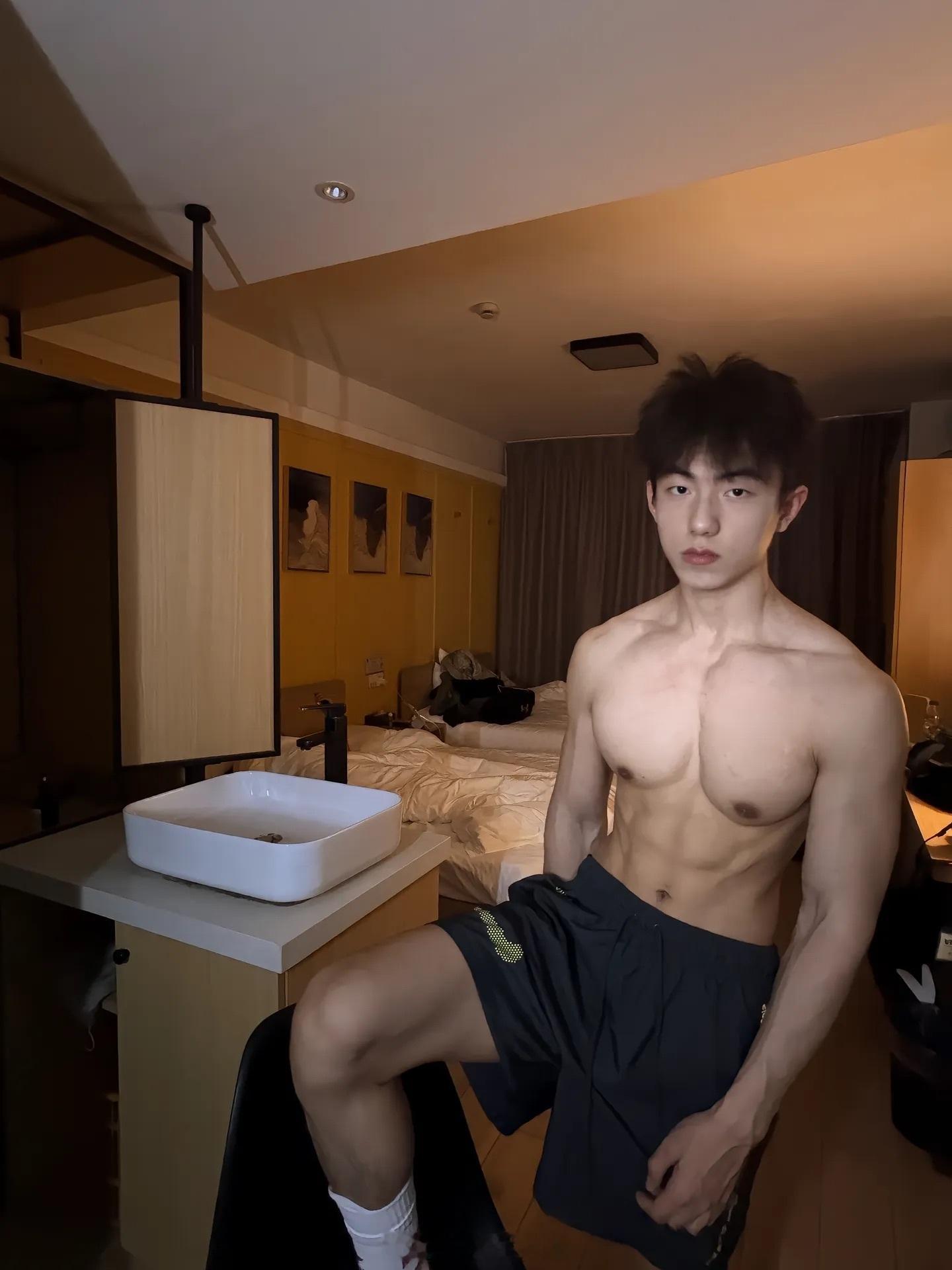 05 体育生男大 