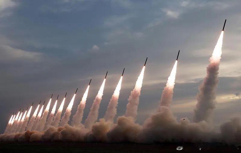 2024年5月30日，朝鲜进行了600毫米超大型火箭炮的齐射，火箭弹群打击了36