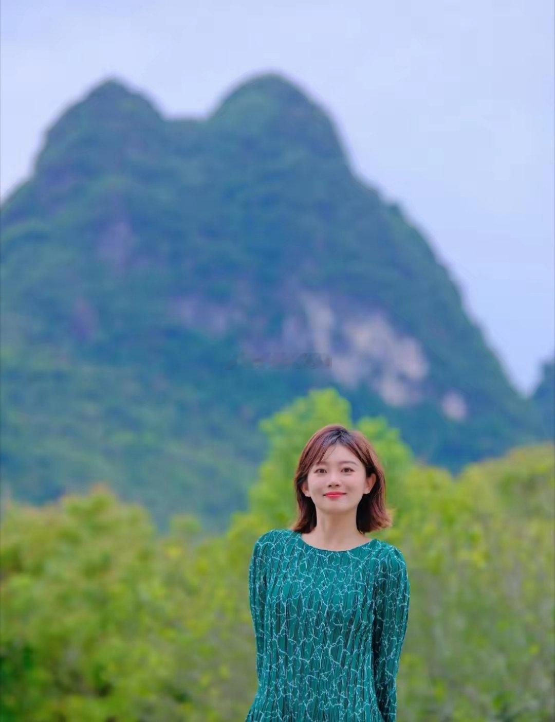 央视主持人李七月打卡桂林阳朔，穿绿色连衣裙落落大方好漂亮！ ​​​