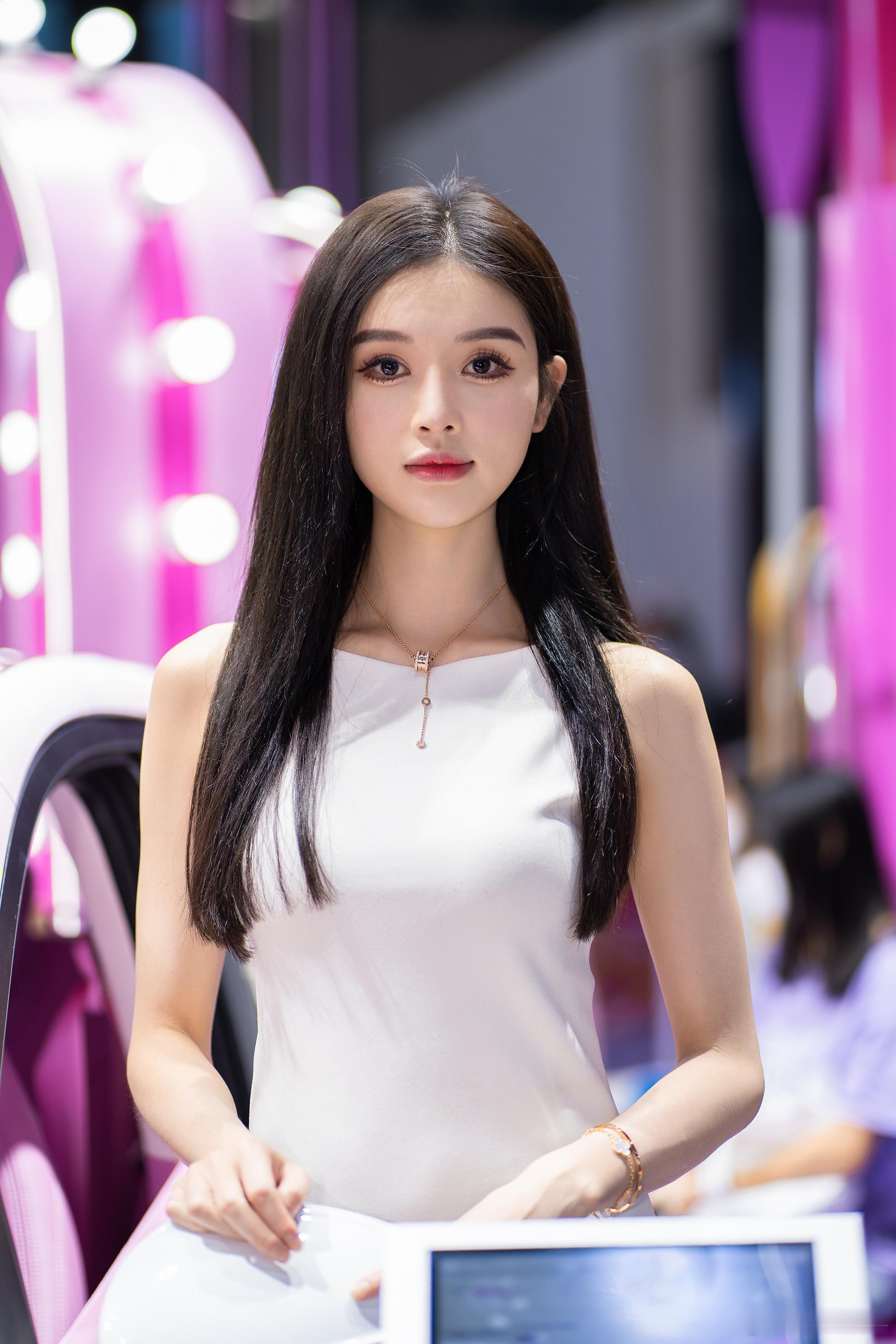 谁懂啊！车展遇见撞脸娜扎的新疆美女车模！白裙仙气飘飘，站在那里直接美到我心巴上。